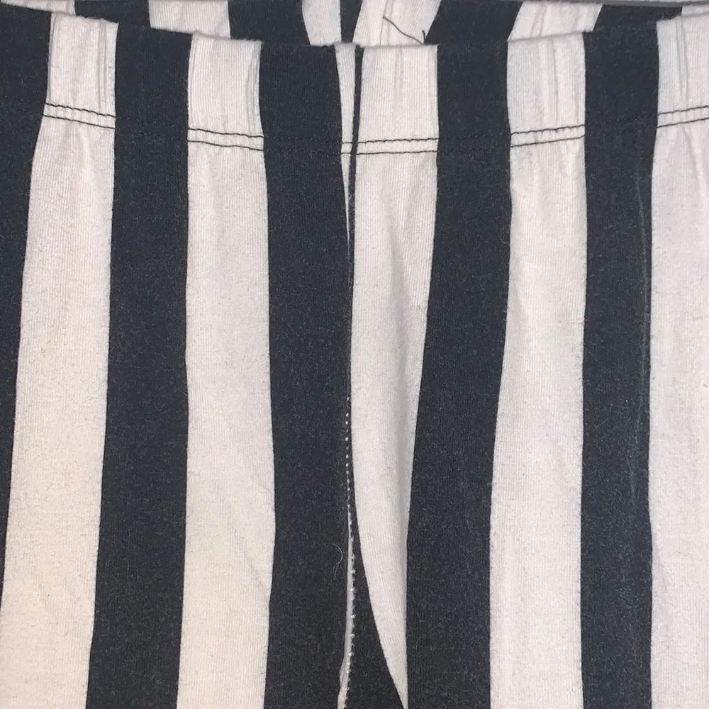 Black and white vertical striped leggings - Picture 4 of 7